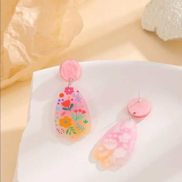 7/$30 GEOMETRICAL FLORAL DANGLES - Picture 3 of 5